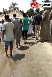 الأهالي تنتشل الغريق 