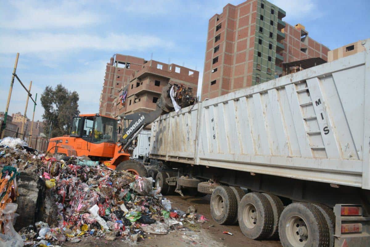 إزالة ٥٠٠طن قمامة ونقلها المقلب الوسيط بشبرا الخيمة