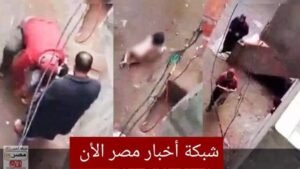 صورة والد طفله رضيعه جردها من ملابسها وحاول حرقها