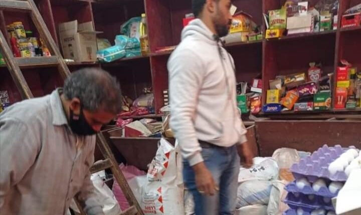 ضبط 150 كيس أندومي ومواد غذائية منتهية الصلاحية بكفر شكر 