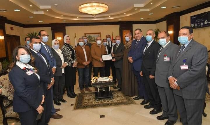 الطيران المدني يسلم مطار سوهاج شهاده الإعتماد الصحي