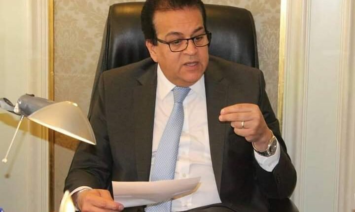 إيقاف إستاذ القانون بجامعة أسيوط عن العمل بسبب لاعب كرة قدم 