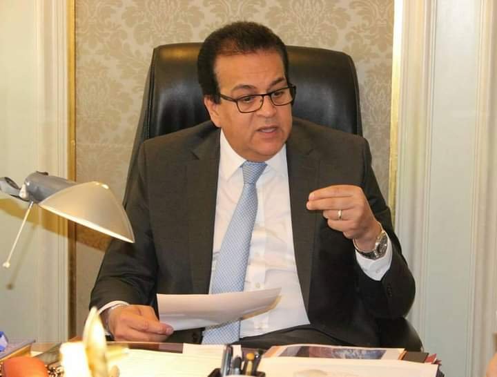 إيقاف إستاذ القانون بجامعة أسيوط عن العمل بسبب لاعب كرة قدم