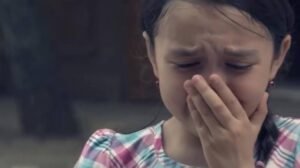 أم تتهم سائق باص المدرسة بالتحرش بطفلتها بنت الحضانة بالفيوم