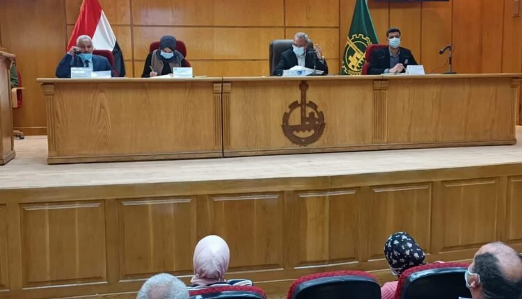 الهجان يعقد الإجتماع الإسبوعي لمتابعة الأعمال الجارية لتطوير 36 قرية و148 عزبة بشبين القناطر 