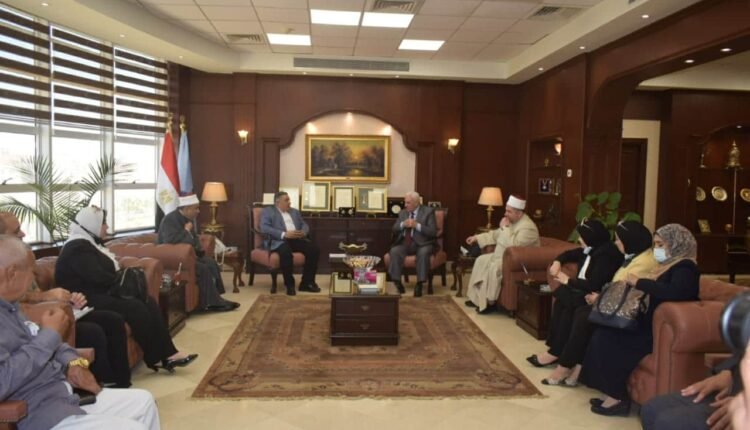 استقبال محافظ البحر الأحمر وفد بمجلس النواب للشئون الدينية لمناقشة معوقات نقل الورش لمنطقة الحرفيين بالغردقة