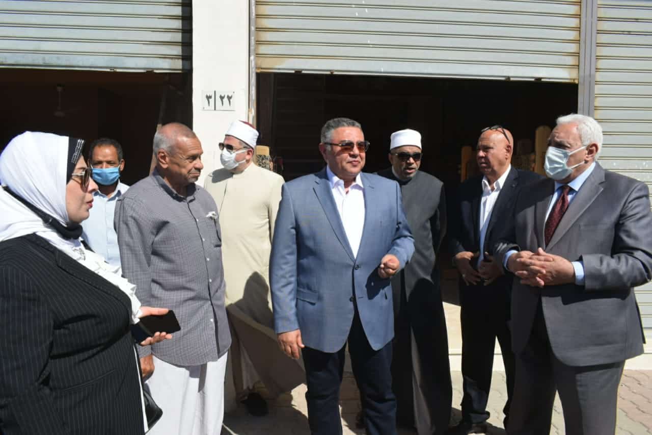 استقبال محافظ البحر الأحمر وفد بمجلس النواب للشئون الدينية لمناقشة معوقات نقل الورش لمنطقة الحرفيين بالغردقة