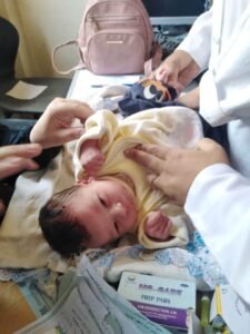 علامات القيامة ..الأم وضعت رضيعها وسط الزراعات بالعمار الكبري وتركته يشكيها لله