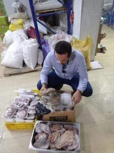 إعدام 156كيلو جرام من أغذيه تالفه من مصنعات اللحوم وإغلاق 6 منشأت غذائية بالقليوبية