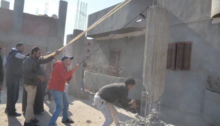 بقيادة الهجان إزالة طابقين وأعمدة خرسانية بمدينة بنها وإحالة أصحابها للنيابة 
