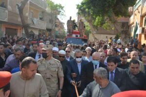 وسط زغاريد وهتافات أهالي قرية الأحرار محافظ القليوبية يتقدم جنازة ملازم اول شهيد سليمان علي 