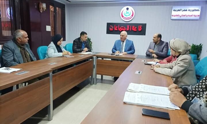 الشلقاني " يعقد اجتماعا مع فريق صحة البيئة بالمديرية.