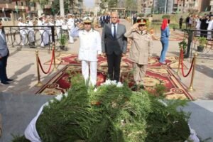 محافظة القليوبية " يضع إكليل الزهور على النصب التذكاري للجندي المجهول بمدينة بنها