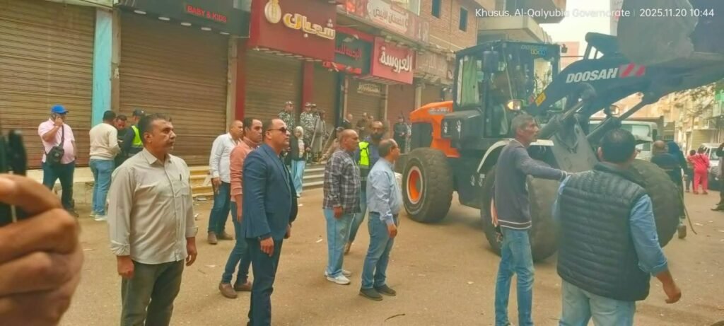 الدكتورة إيمان ريان نائب محافظ القليوبية خلال حملة إزالة الإشغالات بمدينة الخصوص