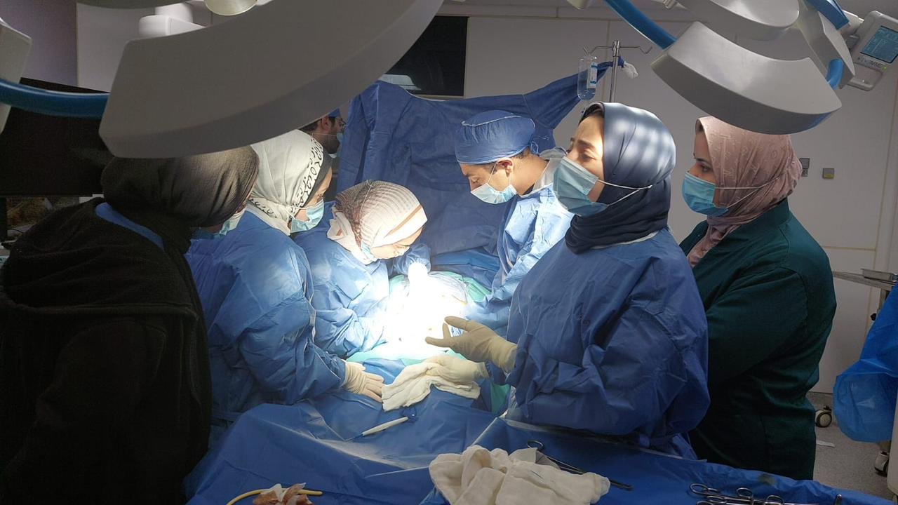 كلية طب بنها تواصل دعمها الميداني لأطباء الامتياز داخل غرف العمليات بقسم النساء والتوليد