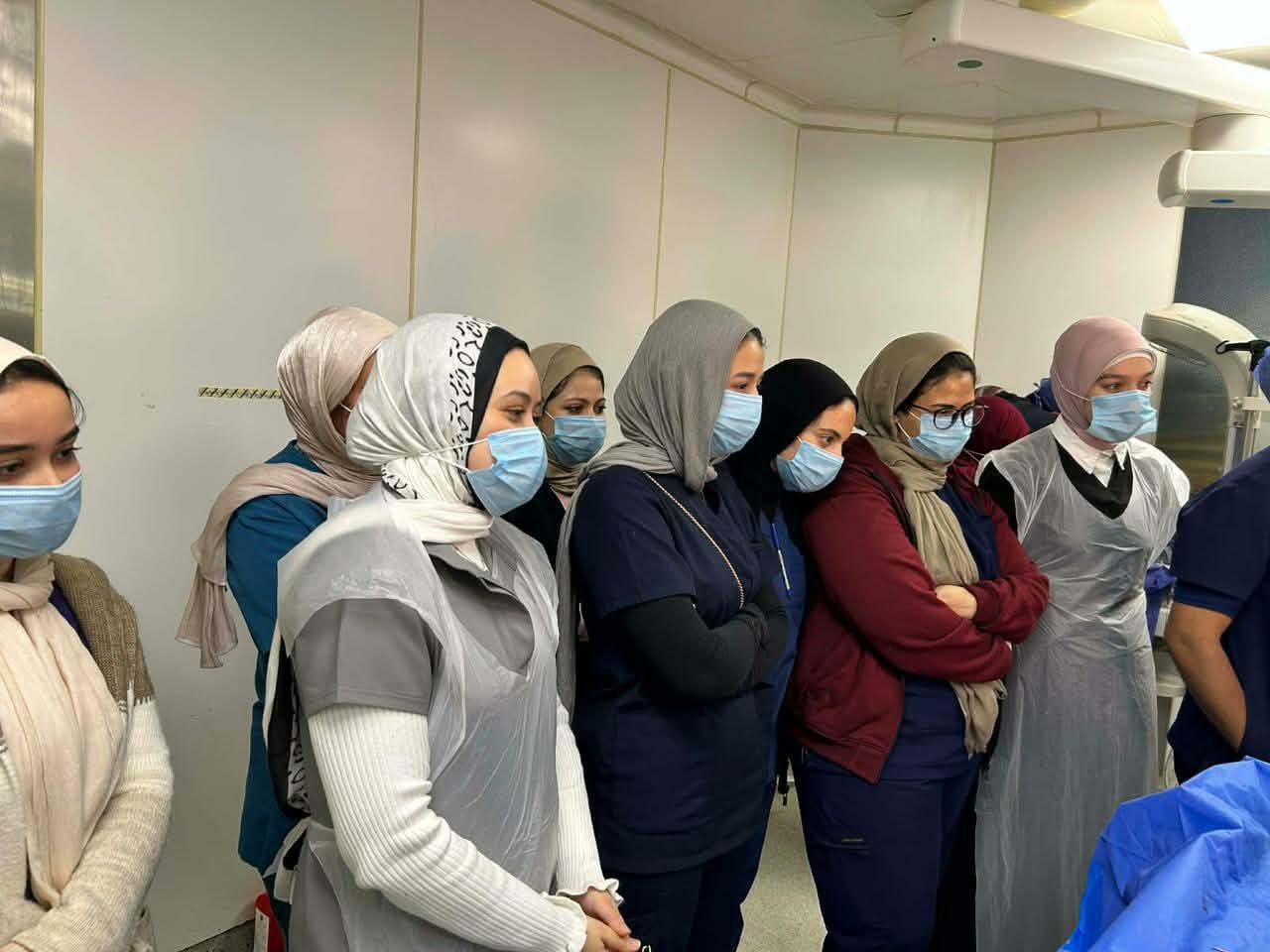 كلية طب بنها تواصل دعمها الميداني لأطباء الامتياز داخل غرف العمليات بقسم النساء والتوليد