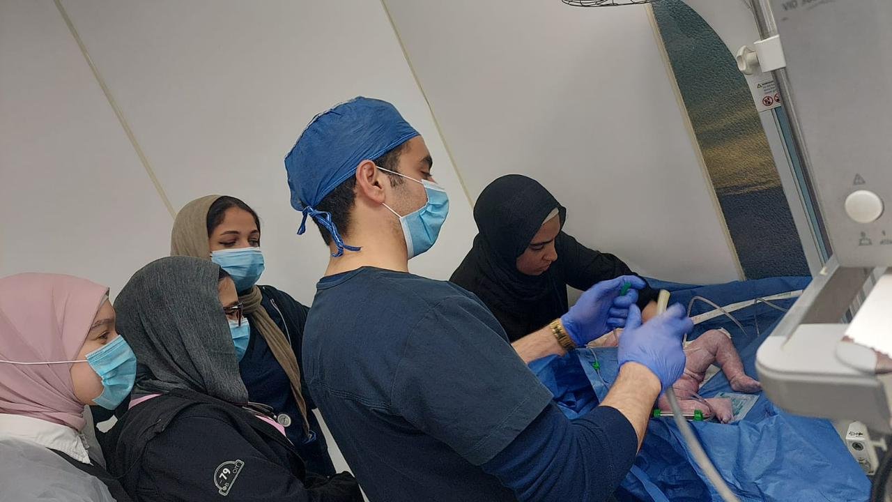 كلية طب بنها تواصل دعمها الميداني لأطباء الامتياز داخل غرف العمليات بقسم النساء والتوليد