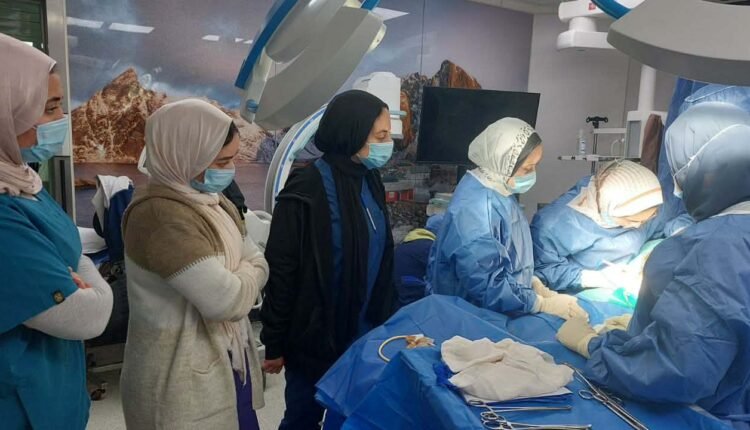 كلية طب بنها تواصل دعمها الميداني لأطباء الامتياز داخل غرف العمليات بقسم النساء والتوليد