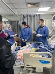 طب بنها ينفذ ورشة عمل لأطباء الإمتياز علي التعامل العملي جهاز التنفس الصناعي بالعناية المركزة