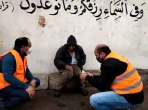 بالصور ..انقاذ حالات بلامأوي في هذا البرد القارس