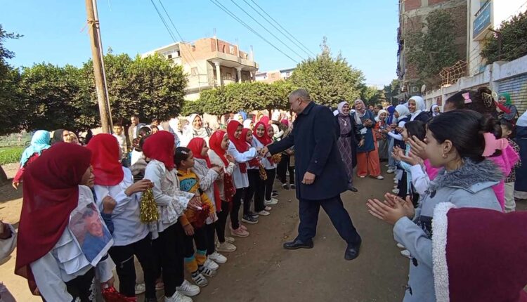 قرية سنهرة بطوخ  تتزين بممر شرفي لتكريم عميد مديري المدارس طارق البيجاوي