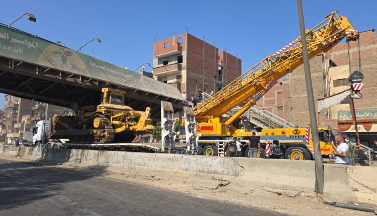 محافظ القليوبية " يتابع تحرك كوبري مشاة بطوخ إثر اصطدام بلدوزر 