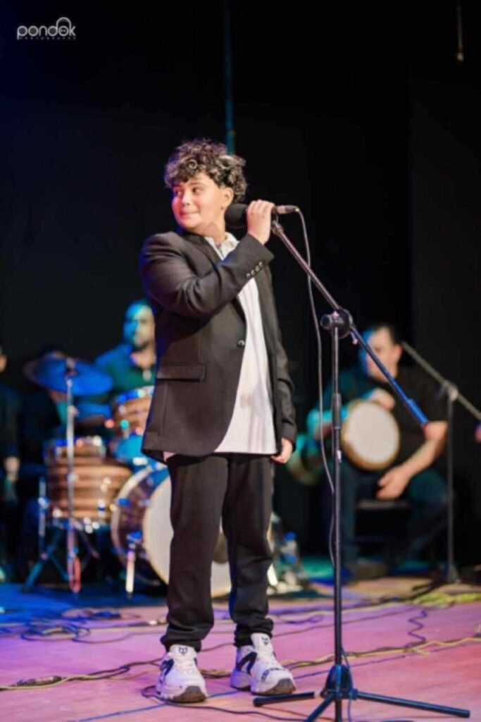 الطفل آدم مهني يخطف الأضواء على مسرح الحياة ويؤكد أن المستقبل للمواهب الصغيرة