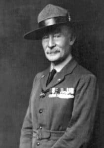 الضابط والكاتب الإنجليزي بادن باول "مؤسس أول حركة كشفية" 