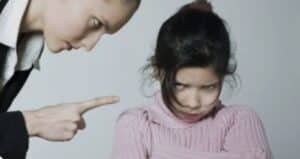 غياب الاحتواء التربوي داخل الأسرة والمدرسة 