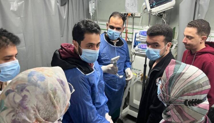 طب بنها ينفذ ورشة عمل لأطباء الإمتياز علي التعامل العملي جهاز التنفس الصناعي بالعناية المركزة