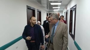 عميد كليةطب بنها يتابع ميدانياً الخدامة الصحية المقدمة للمرضى داخل المستشفى التخصصي