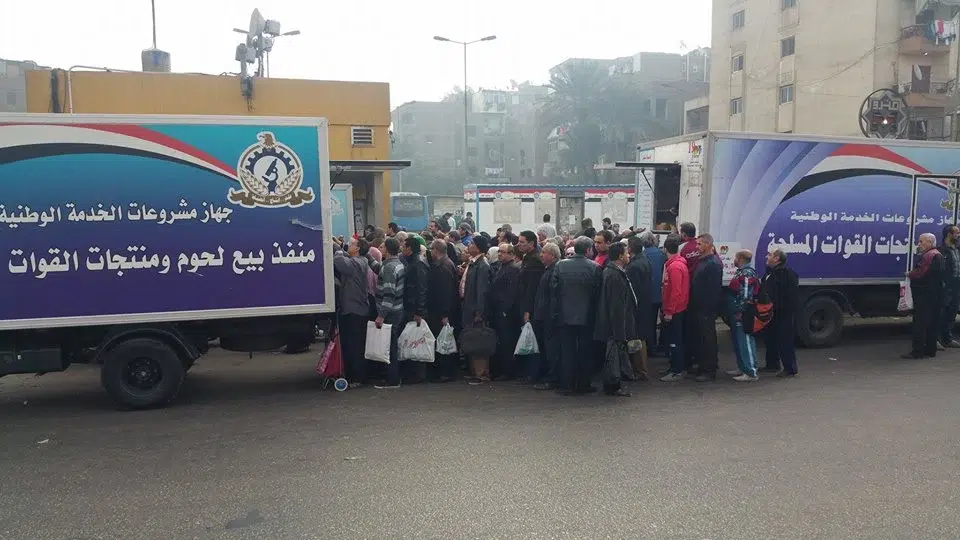 بالصور.. "سيارات الخير" بالخصوص تزلزل الأسواق: إقبال تاريخي على سلع الجيش لكسر موجة الغلاء