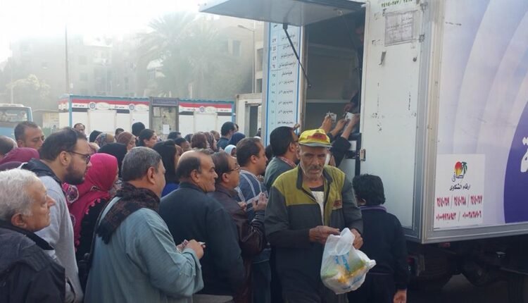 بالصور.. "سيارات الخير" بالخصوص تزلزل الأسواق: إقبال تاريخي على سلع الجيش لكسر موجة الغلاء